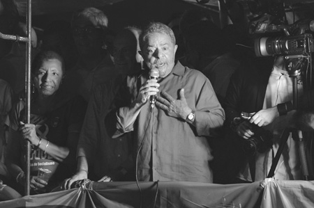 Lula arengó a sus seguidores en una multitudinaria protesta el viernes AFO / Nelson Almeida