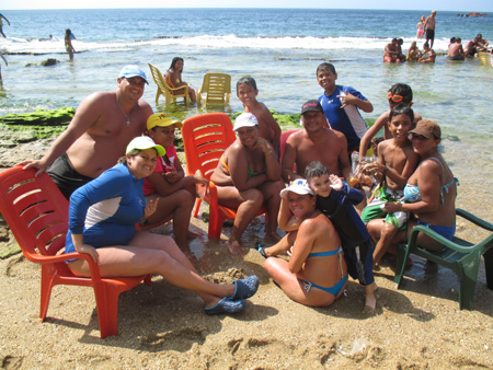 Muchas familias se trasladaron hasta Playa Caribe a disfrutar los días santos Fotos Edward Sarmiento
