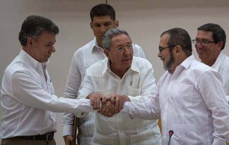 Juan Manuel Santos y el líder de las FARC, Timoleón Jiménez, "Timochenko", anunciaron con bombos y platillos el 23 de septiembre pasado un plazo máximo de seis meses, tras un saludo en La Habana obligado por el presidente Raúl Castro Ruz. ARCHIVO LA VOZ