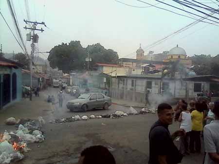 Los residentes colocaron bolsas de basura y escombros en medio de la vía. CORTESIA / PEDRO VEGAS