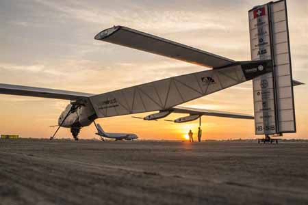 La vuelta al mundo del Solar Impulse 2, un avión experimental suizo que sólo utiliza energía solar, tuvo que suspenderse temporalmente en julio, a la mitad de su trayecto de 35.000 kilómetros. 