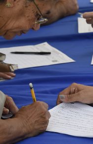 La recolección de firmas del 1 % del padrón electoral se inició el martes pasado AFP / Juan Barreto