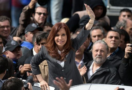  La expresidenta argentina, Cristina Fernandez de Kirchner, saluda a seguidores en Buenos Aires el 13 de abril de 2016. AFP / JUAN MABROMATA 