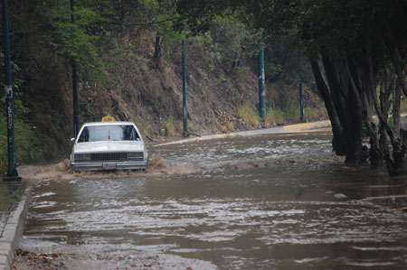 Las aguas inundaron las calles y avenidas de la capital Foto Jaime Manrique