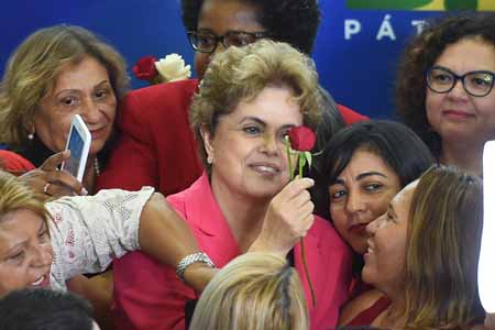  Dilma Rousseff recibió el miércoles el primer voto formal en favor de su destitución de parte del diputado responsable de elaborar el informe inicial de acusación. AFP / EVARISTO SA