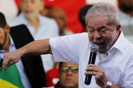 Lula ganaría la primera vuelta de las elecciones presidenciales de 2018 con 21% de los votos, según un sondeo de Datafolha del 10 de abril. A sus 70 años, ya se propuso como precandidato del Partido de los Trabajadores, PT, que él fundó. AFP / BETO BARATA
