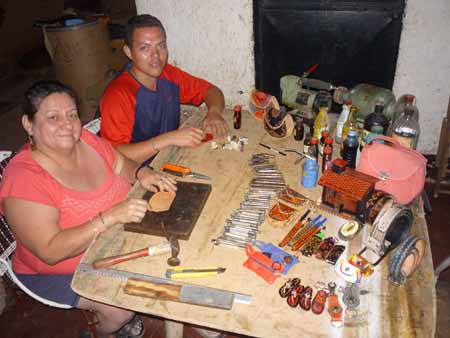 Madre e hijo fabrican en su casa y exponen sus piezas permanentemente en la Plaza Candelaria 