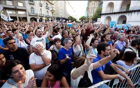 La movilización cierra una semana en la que Macri sufrió su primera derrota parlamentaria, luego que el senado aprobara una ley antidespidos. 