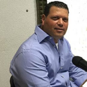 El periodista, Emilio Materán conduce todos los miércoles al mediodía su programa Almorzando con Emilio, por la 93.7 FM 