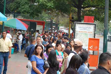 Las colas a las afueras de la estación Miranda del Metro de Caracas son enormes 