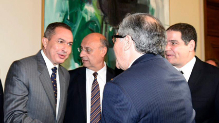 En diálogo con el secretario general de la OEA, Luis Almagro, aparecen los diputados venezolanos, Luis Florido y William Dávila. CORTESIA / Twitter / @Almagro_OEA2015 
