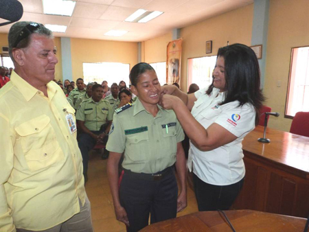  La alcaldesa de Brión, Liliana González, ha destacado el accionar de los oficiales en contra de antisociales. 