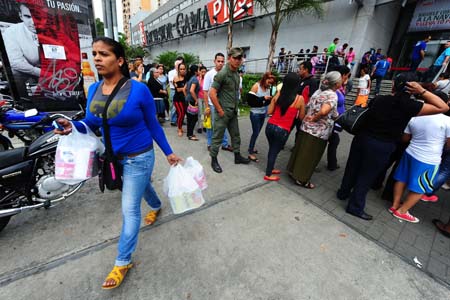 Actualmente existe “una hipertrofia tanto en la cadena de importación como de distribución de alimentos que urge corregir de inmediato para poder bajar las colas...” 