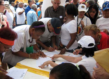 En Chacaíto se dieron cita opositores este miércoles, para iniciar el proceso de recolección de firmas para activar el referendo revocatorio al presidente. NEWS FLASH / JC