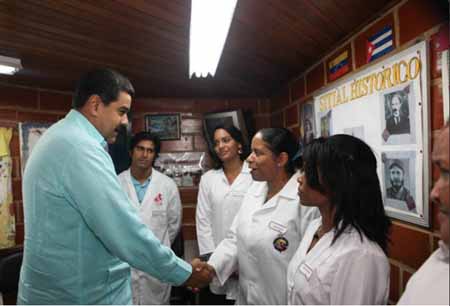 El Presidente compartió con médicos de la Misión Barrio Adentro en el barrio 23 de Enero Foto @PresidencialVen