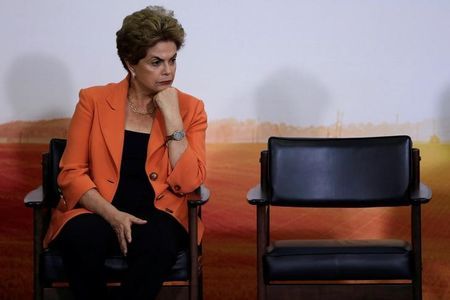 Dilma Rousseff, una exguerrillera de 68 años que fue reelecta hace un año y medio, insiste en que se aferrará a su cargo. ARCHIVO 