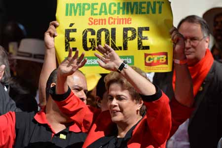 Dilma Rousseff, una exguerrillera de 68 años que fue reelecta hace un año y medio, asegura que es víctima de un intento de golpe de Estado. AFP / NELSON ALMEIDA 