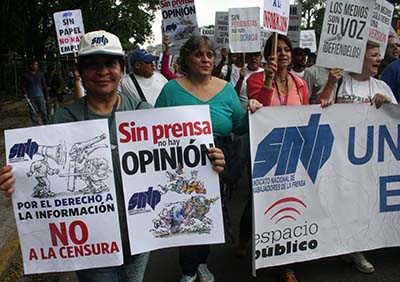 Caracas,03/05/2016-Los periodistas de la ciudad de Caracas, realizaron una marcha por la Libertad de Informacion y el cierre de varios periodicos por falta de papel, fue entregado un escrito a PNUD organismo perteneciente a la Organizacion de las Naciones Unidas (ONU) donde piden su intervencion
