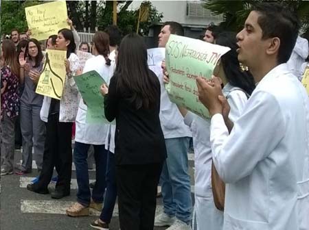 Médicos de distintas especialidades protestaron con pancartas en el hospital de niños de San Bernardino 