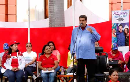 El presidente Maduro, dijo en la plaza Miraflores que: “Las mujeres tienen que ser la garantía para defender sus derechos en las calles”, a propósito de la marcha de las mujeres en Caracas. PRENSA PRESIDENCIAL