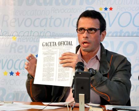 "Todos los actos que consideramos que son nulos al violentar la Constitución (...) por este decreto no los atendamos", señaló Henrique Capriles. AFP / JUAN BARRETO 