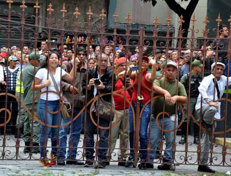 El grupo de chavistas que cuestiona la AN reclamada “el derecho a ingresar al Parlamento”. NEWS FLASH / JC 