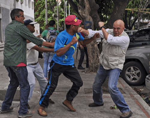 “La escalada de violencia que se vive en el país, no solo es dañina, y si no la atajamos a tiempo podría hacerse incontrolable...” AFP / Fotos