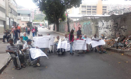 Los abuelitos tomaron la calle para pedir un poco de mayor atención 