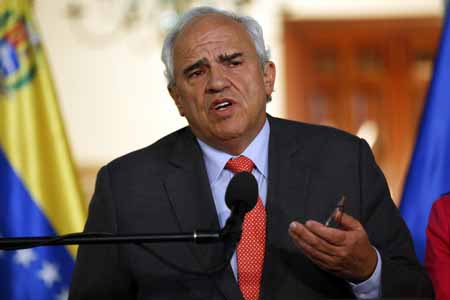 El secretario general de la Unasur llegó ayer al país