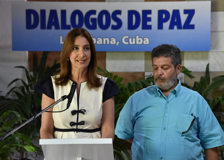 La vocera de la delegación del gobierno de Colombia para los diálogos de paz en La Habana, Cuba, Marcela Durán, habla el miércoles 22 junto al jefe guerrillero Marcos Calarca. AFP / ADALBERTO ROQUE