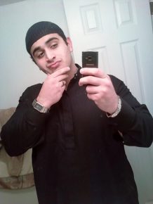  Las autoridades no confirmaron oficialmente la identidad del atacante, presentado por los medios como Omar Mateen, un ciudadano estadounidense de origen afgano, de 29 años, que vivía en Florida. AFP