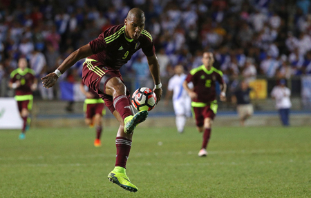 El delantero Salomón Rondón es la esperanza del ataque nacional AFP / Mike Ehermann