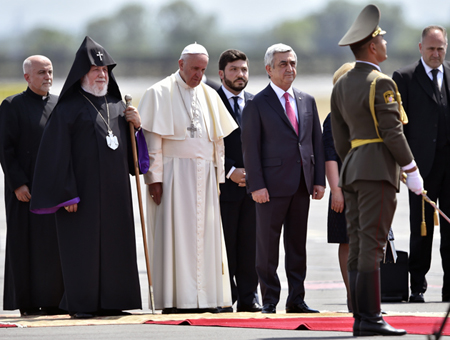 Al bajar del avión, el papa fue recibido por el presidente armenio Serge Sarkissian. 