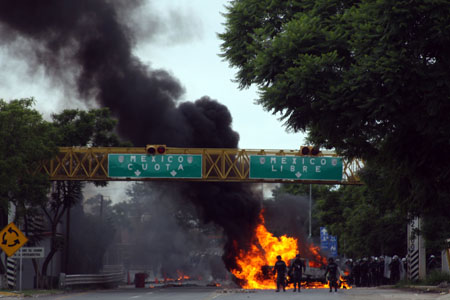 La manifestación llegó al Zócalo en medio de llamados de no caer en la violencia, aunque una docena de encapuchados, que avanzaba al margen de la movilización, incendiaron un vehículo, y lanzaron piedras y petardos contra policías. AFP / PATRICIA CASTELLANOS