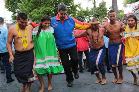  El presidente Maduro bailó una danza indígenas a las afueras del Palacio de Miraflores. PRENSA PRESIDENCIAL 