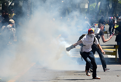 Students from the public Central University of Venezuela clash with riot police during a demonstration  in demand of the referendum on removing President Nicolas Maduro in Caracas on June 09, 2016.  / AFP PHOTO / RONALDO SCHEMIDT