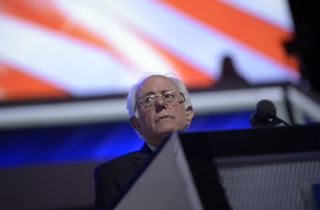 "Tenemos que derrotar a Trump. Tenemos que elegir a Hillary Clinton", dijo Bernie Sanders, para agregar que "Trump es un bravucón y un demagogo".