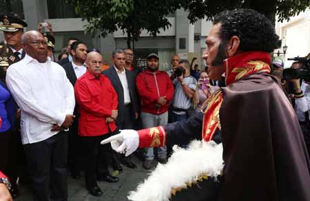 El Gobierno del Distrito Capital confirió este domingo la mayor distinción que ofrece, "El Gran Cordón de Caracas", al mayor general Jacinto Pérez Arcay. NEWS FLASH / JC