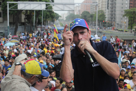 Henrique Capriles: “El que está en Miraflores si come completo y tranquilo”. 