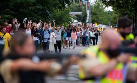 Al menos nueve personas murieron el viernes en un tiroteo en un centro comercial en Múnich (sur de Alemania), según un nuevo balance de la policía. "Tristes noticias: el número de muertos ha ascendido a ocho", dijo la policía de Múnich en Twitter. Los presuntos autores del tiroteo están siendo buscados, añadió.