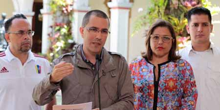 Jorge Arreaza declaró en compañía del ministro de Educación, Rodulfo Pérez. CORTESIA AVN