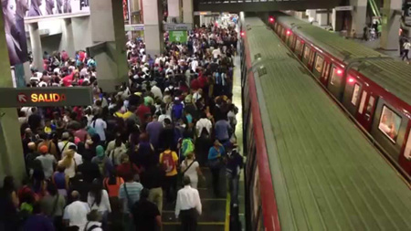 “De pronto oyen lejano el ruido del tren que viene raudo y veloz. Y así mismo desaparece la esperanza. Viene full de gente...”