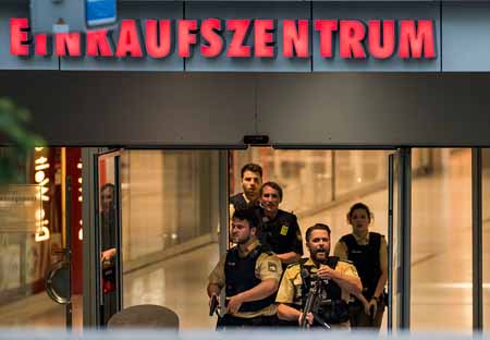 La policía de la capital del estado de Baviera confirmó en su cuenta Twitter que llevaban a cabo "una importante intervención policial en un centro comercial", recomendando no acudir "al sector"