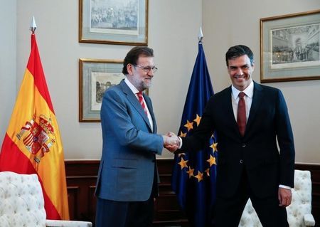El secretario general del Partido Socialista Obrero Español (PSOE), Pedro Sánchez (der.), saluda al presidente en funciones, Mariano Rajoy, al comienzo de la reunión que celebraron en el Congreso en Madrid. 