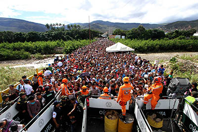 Venezuelans cross the Simon Bolivar bridge linking San Antonio del Tachira, in Venezuela with Cucuta in Colombia, to buy basic supplies on July 17, 2016. Thousands of Venezuelans again poured into the Colombian city of Cucuta on Sunday, profiting from the brief reopening of a long-closed border to buy food and medicine.  / AFP PHOTO / GEORGE CASTELLANO