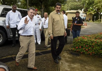  Los mandatarios de Venezuela y Colombia, Nicolás Maduro y Juan Manuel Santos, a su arribo a la zona estratégica de la represa del Guri, donde se realizó el encuentro binacional. JUAN BARRETO / AFO