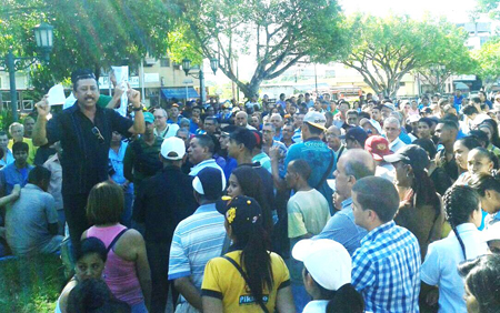 Los mercantes con sus empleados ayer, a partir las 3 pm se concentraron en la plaza del Estudiante (Foto: Jean Carlos Rodrìguez)