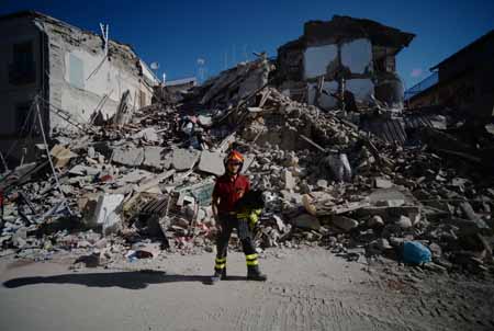 Las autoridades han informado que las tareas de búsqueda se detendrán sólo cuando estén seguras de que no se pueden localizar más personas. FILIPPO MONTEFORTE / AFP