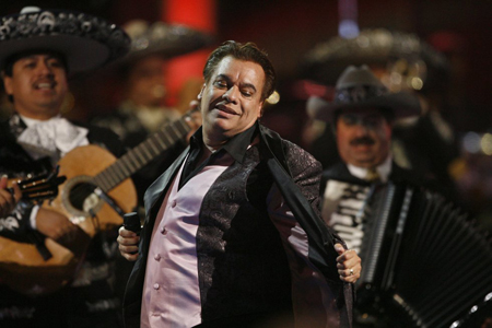  Cantante y productor, Juan Gabriel, cuyo verdadero nombre era Alberto Aguilera Valadez, falleció en su casa de Santa Mónica, en California, a los 66 años de un infarto el domingo. 