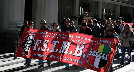 Los mineros cooperativizados, aliados políticos del presidente Evo Morales, exigen la anulación de una ley minera que, según ellos, va contra sus intereses.